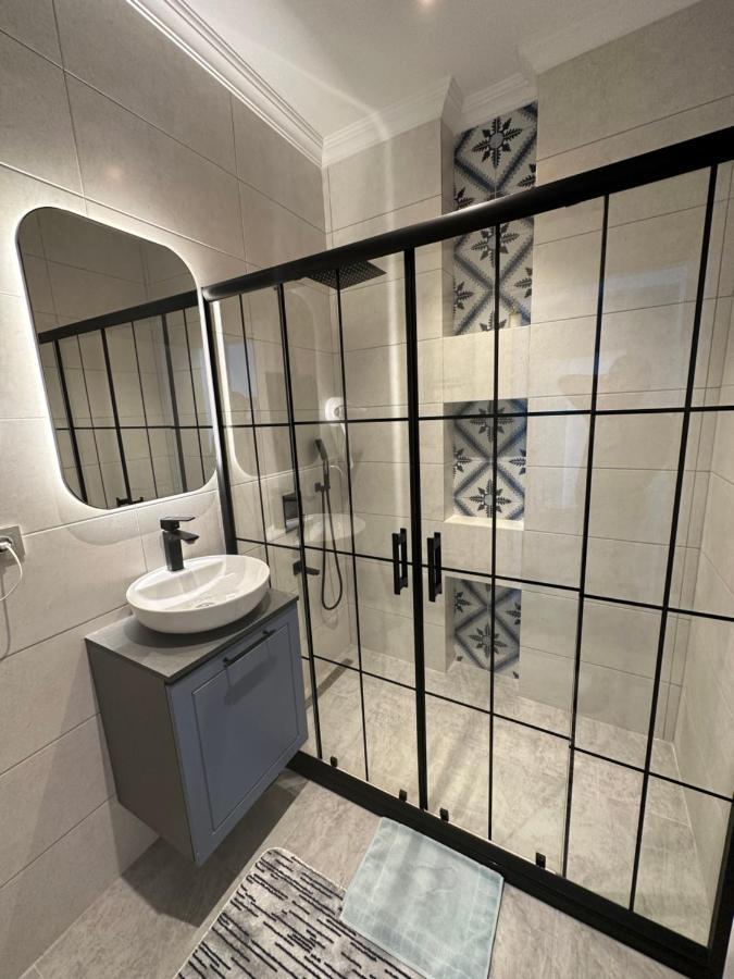 Center Of City In Besiktas 2 Plus 1 With 2 Bathroom And 3 Air Conditioner Istambul Extérieur photo
